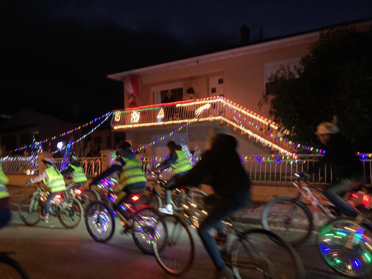 La véloparade file à vive allure devant une maison magnifiqument décorée